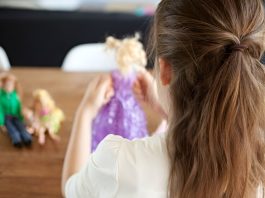 Salud infantil: Jugar con muñecas mejora la comprensión social de los nïños, en comparación con el uso de tablets