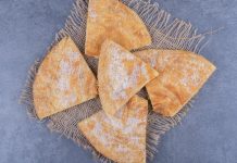 Qué es la pastilla de pollo y cómo se prepara esta receta tradicional paso a paso con pollo desmenuzado, especias y almendras