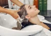 Peluqueros coinciden: lavar el pelo con agua entre 30 °C y 40 °C mejora el efecto de los productos capilares