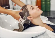 Peluqueros coinciden: lavar el pelo con agua entre 30 °C y 40 °C mejora el efecto de los productos capilares