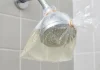 Atar una bolsa con vinagre a la ducha: un método simple y económico que ayuda a eliminar el sarro acumulado en el cabezal de la ducha
