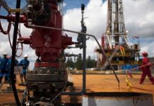 Producción petrolera de Venezuela aumenta 10 % en febrero y vuelve a superar el millón de barriles diarios tras meses de recuperación en la industria