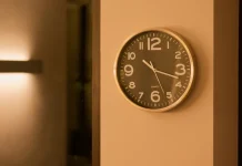 Tener relojes detenïdos en la casa representan el paso del tiempo y el movimiento de la energía, según el Feng Shui