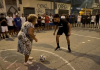 Abuela humilla a joven jugando fútbol en las calles de Brasil y le termina haciendo un gol (+ Video)