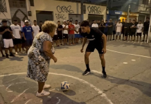 Abuela humilla a joven jugando fútbol en las calles de Brasil y le termina haciendo un gol (+ Video)