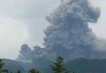 Vølcán Dukono en Indonesia entró en erüpcïón y lanzó columnas de ceniza de mil metros
