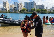 Turista es ręscatada tras ser arrästrada por fuęrte corriente en playa del Condado en San Juan, Puerto Rico
