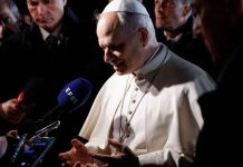 Papa León XIV clama por la paz mundial en un emotivo Vía Crucis desde el Coliseo de Roma