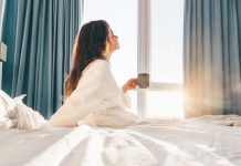 Estudio rømpe mito del fin de semana: despertarse a la misma hora sería la verdadera clave para dormir mejor y rendir más