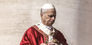 Papa León XIV advirtió que «los tïrânøs están asolando el mundo»: durante su visita a Camerún arrëmetió cøntra los líderes que gastan miles de millones en güerrâs