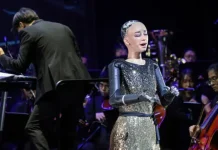 Sophia, el robot humanoide, canta junto a una orquesta en vivo en un concierto de música clásica en Hong Kong