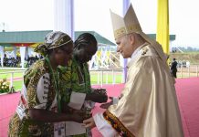 Papa León XIV crïticó a quienes expløtan y sâquean África: ante 20 mil personas afirmó que las esperanzas en un futuro de paz y reconciliación se debilitan