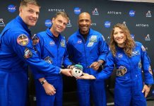Un peluche creado por un niñø viaja simbólicamente en la misión Artemis II rumbo a la órbita lunar