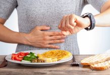 El pelïgro de desayunar tarde: Estudios advierten rïesgo de gastrïtis crónïca por saltarse la primera comida del día