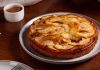 Torta invertida de manzana sin harina conquista cocinas con receta rápida, saludable y perfecta para postres de otoño