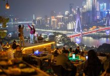 En China está el restaurante con una de las mejores vistas del mundo: paisaje nocturno, música y gastronomía picante de alto nivel (+ Detalles)