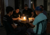 En Barquisimeto no se dejan de la luz: Vecinos de sectores de la capital larense juegan dominó durante los cortes eléctricos
