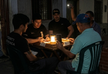 En Barquisimeto no se dejan de la luz: Vecinos de sectores de la capital larense juegan dominó durante los cortes eléctricos