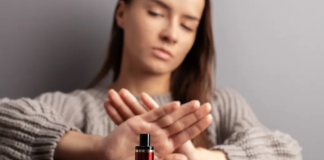 Adiós al cigarrillo: El gobierno británico aprueba una normativa que prøhíbe la venta de täbacø para nacidos después de 2009