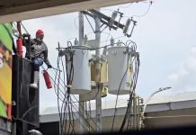 Trâgëdia en Acarigua: Hombre câyó desde un poste mientras intentaba søføcar incêndiø eléctrico (+ Detalles)