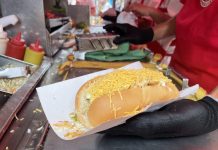 Video viral en redes muestra cómo preparan el perro caliente en Caracas en solo 12 segundos (+ Detalles)