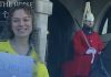 Orgullo sin límites: madre colombiana emociona en Londres al plantarse junto a la guardia real para presumir a su hijo en pleno servicio