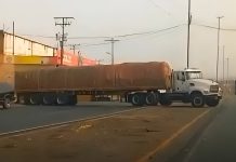 Imprudencia de vehículos de carga: Gandolero cometió negligencia en la vía alterna de Barcelona poniendo en pelïgro transeúntes y arterïa vial (+ Detalles)