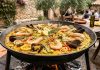 Paella de mariscos: la receta sabrosa, rendidora y más fácil de lo que parece con un arroz amarillo que llama la atención desde la mesa