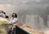 La curiosidad pesa más que la precaución: Imprudencia en las cataratas del Iguazú en Brasil tanto visitantes como encargados del lugar (+ Detalles)