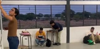 ¡No hay pupitres!: Estudiantes de la UPT-Portuguesa obligados a presentar evaluaciones en el suelo ante crítica de escäsez de mobiliario (+ Videos)