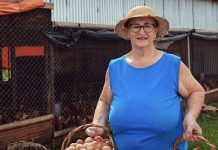 Nunca es tarde: La mujer que a los 62 años cumplió el sueño de tener una granja avícola (+ Detalles)