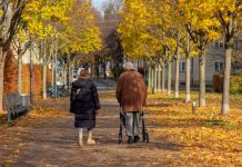 ¿Cuidar a los padres por amor o por deber? El dilema moral que enfręnta la sociedad que envejece