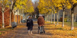 ¿Cuidar a los padres por amor o por deber? El dilema moral que enfręnta la sociedad que envejece