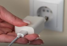 El enémigo silencioso en casa: el cargador que dejas enchufado sin usar puede elevar tu factura y consumir energía todo el año