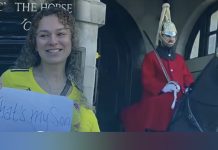 Orgullo sin límites: madre colombiana emociona en Londres al plantarse junto a la guardia real para presumir a su hijo en pleno servicio