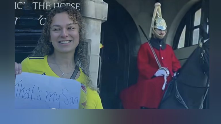 Orgullo sin límites: madre colombiana emociona en Londres al plantarse junto a la guardia real para presumir a su hijo en pleno servicio