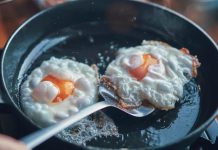 Trucos de chefs para lograr el huevo frito perfecto destacan técnica, temperatura del aceite y elección de ingredientes frescos