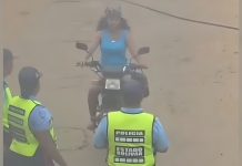 Diversas opiniones: Asi fueron vistos funcionarios policías del estado Bolívar recibiendo dinero por parte de una mujer en moto (+ Video)