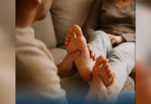 Darle a tu novia un masaje de pies puede ayudar a aliviar el ëstrés, mejorar su ánimo y hacer que tu relación sea mejor