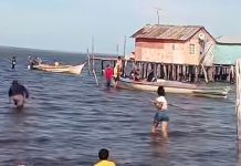 ¡Increíble! Béisbol dentro del agua en Zulia: jóvenes juegan con el mar hasta la cintura y conquistan las redes por su creatividad (+ Video)