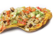 Plátano horneado con vegetales: deliciosa opción y bien balanceada para un almuerzo ligero o para la cena