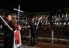 Papa León XIV revive antigua tradición al portar la cruz en su primer Vía Crucis en el Coliseo de Roma