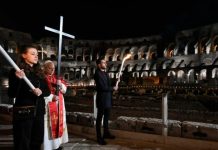 Papa León XIV revive antigua tradición al portar la cruz en su primer Vía Crucis en el Coliseo de Roma