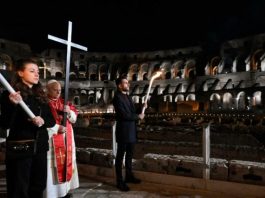 Papa León XIV revive antigua tradición al portar la cruz en su primer Vía Crucis en el Coliseo de Roma
