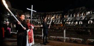 Papa León XIV revive antigua tradición al portar la cruz en su primer Vía Crucis en el Coliseo de Roma