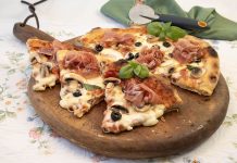 Pizza casera con champiñones, jamón y aceitunas negras: sencilla pero con carácter de las que conquistan desde el primer bocado