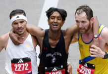 Dos maratonistas ayudaron a un debutante a terminar la Maratón de Boston 2026 (+ Video)