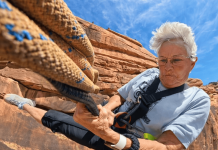 Lista para la aventura: Mujer de 78 años cumple su sueño y salta en swing desde 152 metros (+ Video)