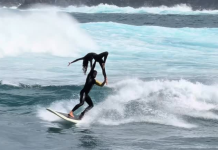 Acrobacias sobre las olas: La pareja viral que hace coreografías en una tabla de surf (+ Video)