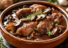 Coq au vin: la clásica receta francesa de pollo al vino tinto, ideal para los días fríos (+ Detalles)